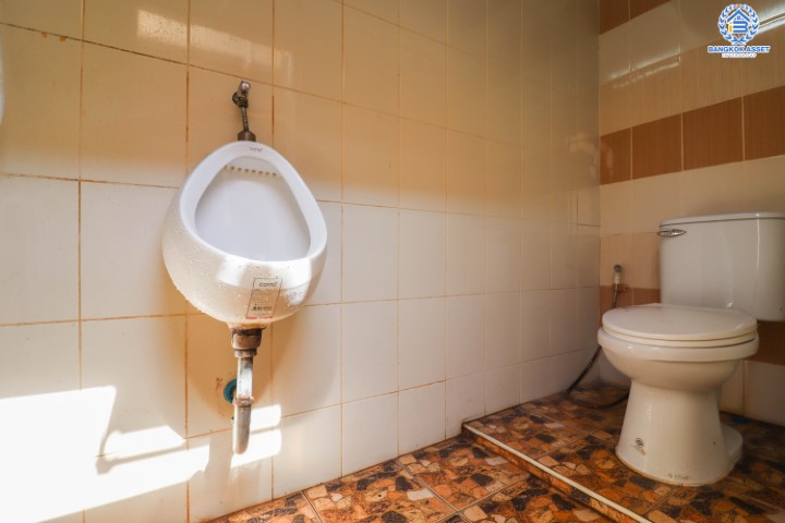 บ้านเดี่ยวทำเลโชคชัย 4 ซอย 56 หลังใหญ่พร้อมอยู่ เนื้อที่ 101 ตร.ว. พร้อมฟังก์ชันที่เหนือกว่าด้วย 5 ห้องนอน 5 ห้องน้ำ ต่อเติมเต็มทั้งหลัง บนทำเลสุดโดดเด่น! พร้อมเชื่อมต่อหลายเส้นทาง ใจกลางแหล่ง Community Mall ชั้นนำมากมาย ใกล้รถไฟฟ้าสายสีเหลือง "โชคชัย4" และทางด่วน "ฉลองรัช"